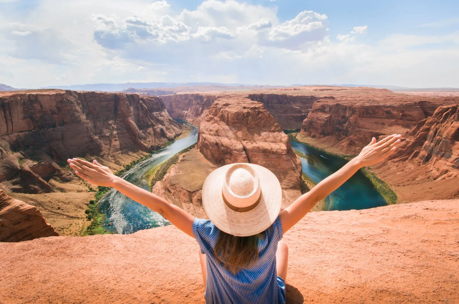 Traveller in a sun hat enjoying a canyon view